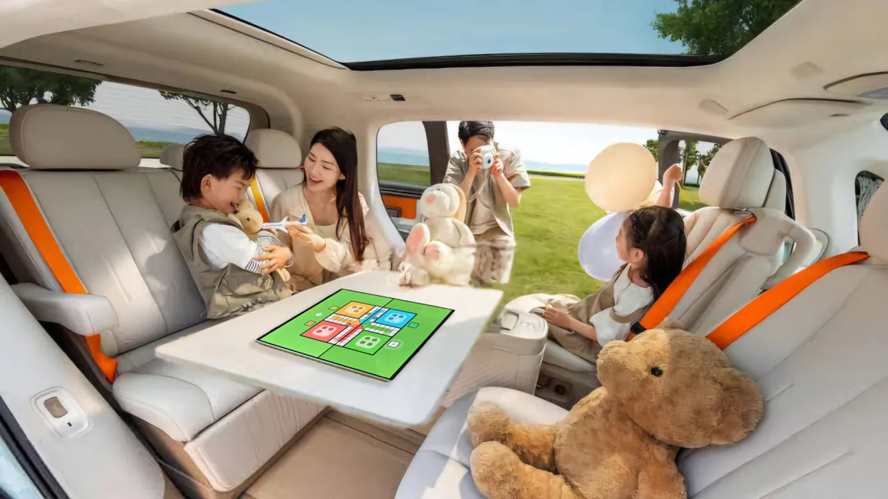 DUOONE OLED SPAN & FOLD for family gathering
